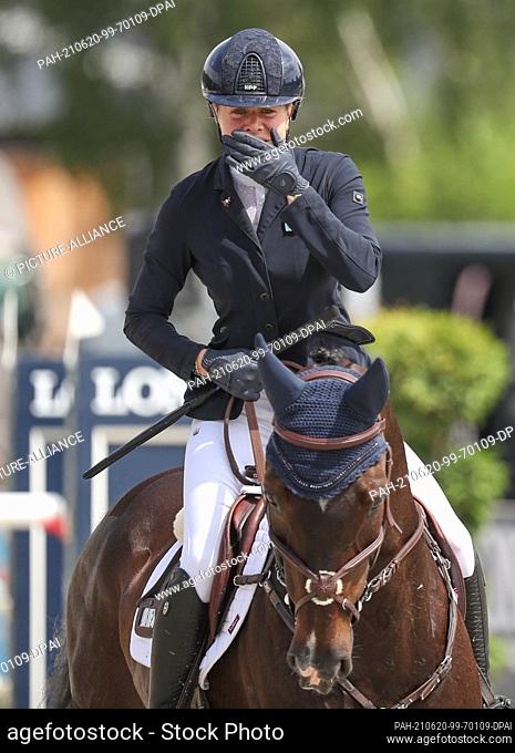 20 June 2021, Lower Saxony, Luhmühlen: Equestrian sport: German Championships, Eventing. The British event rider Mollie Summerland is looking forward to Charly...