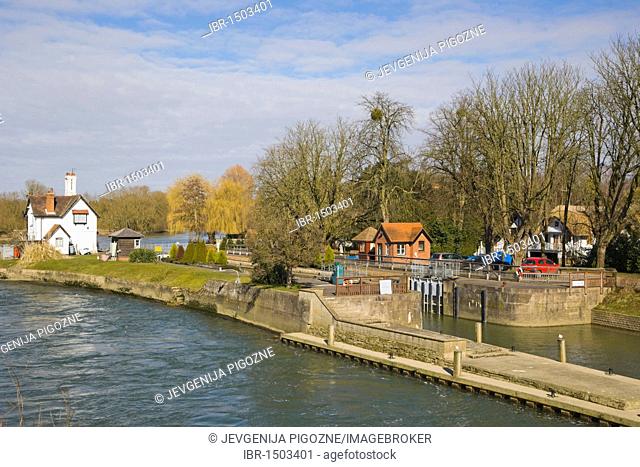 Goring Lock on the River Thames at the Goring Gap in the Chiltern Hills, Goring On Thames, Oxfordshire, England, United Kingdom, Europe