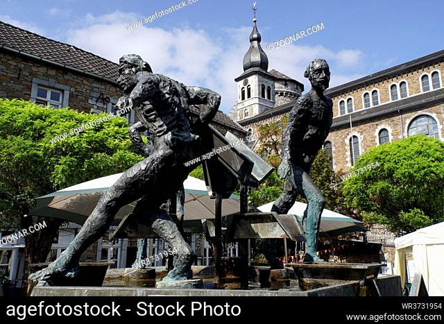 historische Altstadt Stolberg - alter Markt mit Vogelsängertanz-Brunnen, Nordrhein-Westfalen, Deutschland