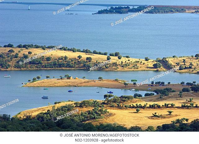 Landscape and Guadiana river  La Alqueva Reservoir  View from Monsaraz  Evora district  Alentejo  Portugal, Europe