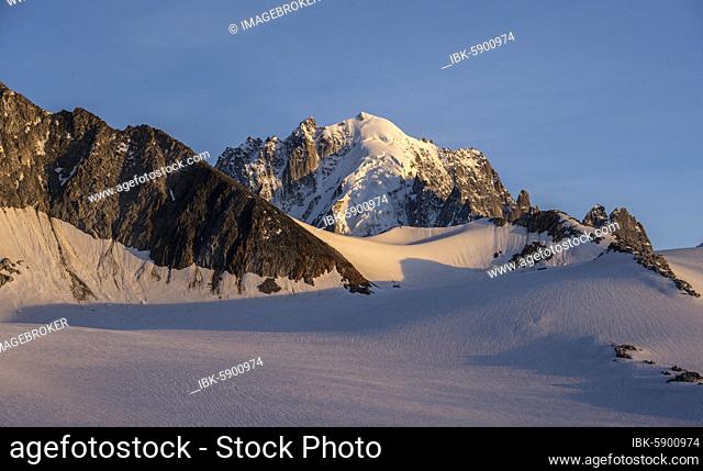 Aiguille Verte behind the Glacier du Tour, glacier and mountain tops, high alpine landscape, Chamonix, Haute-Savoie, France, Europe