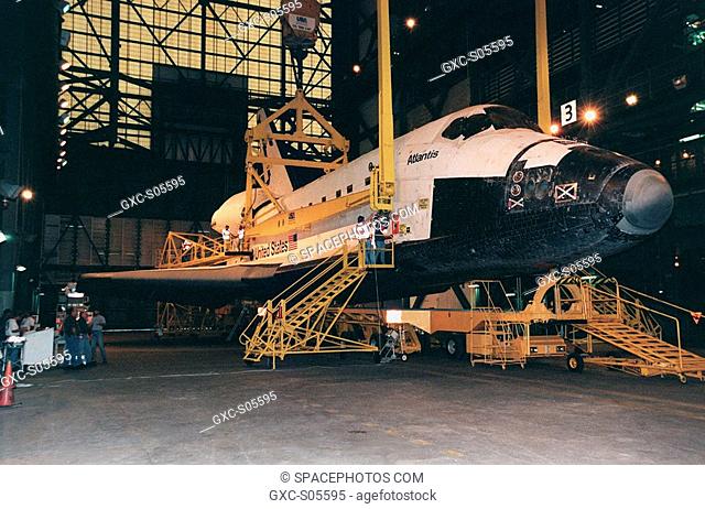 03/17/2000 -- Workers check the crane that will begin raising Space Shuttle Atlantis to a vertical position in the Vehicle Assembly Building