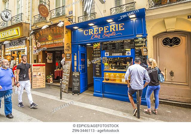 street scene in front of ""creperie chez suzette""and restaurant ""la braserade"", rue de la huchette, paris, ile de france, france