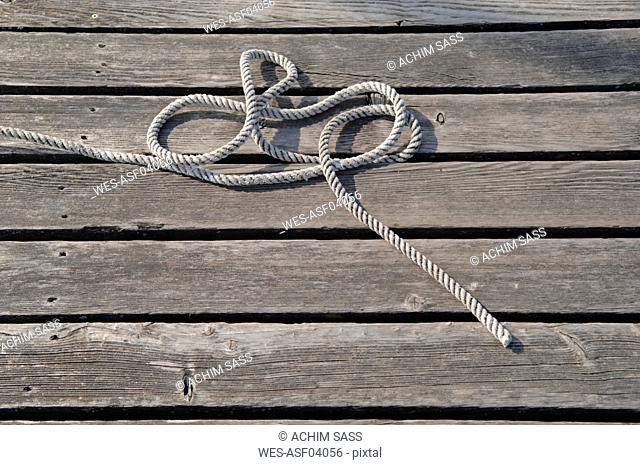 Germany, Bavaria, Lake Ammersee, Rope on wooden jetty