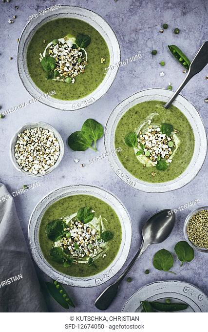 Watercress soup with popcorn