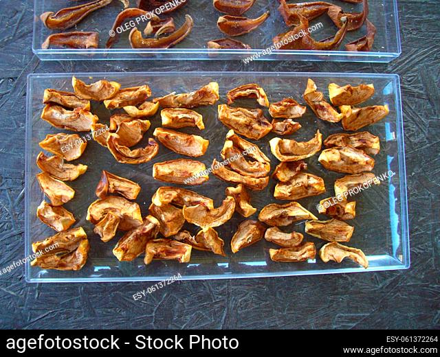 Drying dried fruits in summer for the harvesting compotes