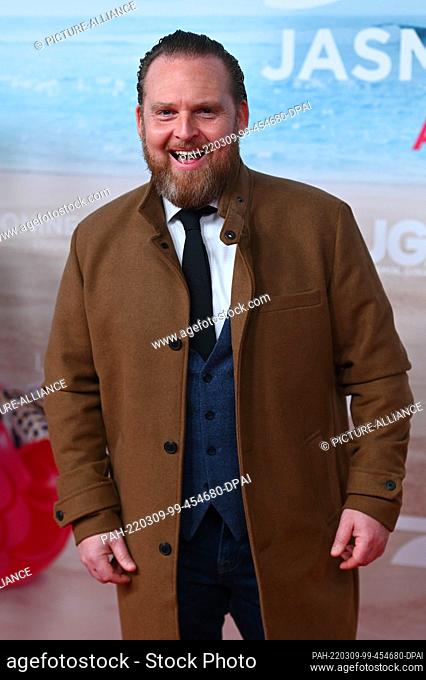 09 March 2022, Bavaria, Munich: Actor Axel Stein stands during the premiere of the film ""JGA: Jasmin. Gina. Anna."" at the Mathäser Filmpalast on the red...