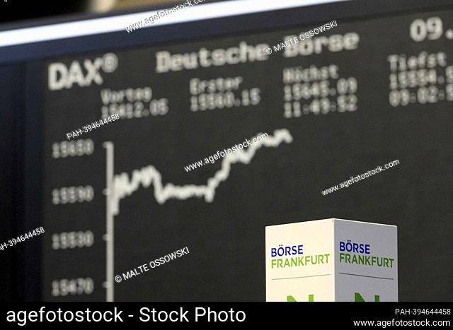 View of the trading floor of the Frankfurt Stock Exchange, share prices, screens, DAX, Tecdax, broker, stock dealer, Dax curve, general, feature, edge motif