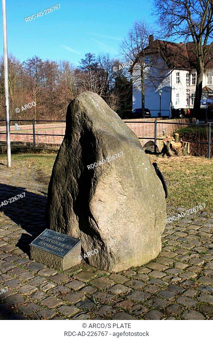 Inscription 'Allen auf See gebliebenen zum Gedenken', memorial stone in front of moated castle Ludinghausen, Ludinghausen, North Rhine-Westphalia, Germany