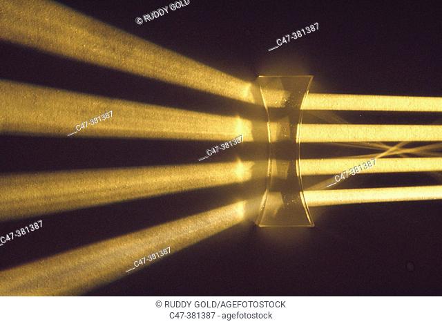 Light rays through divergent lens