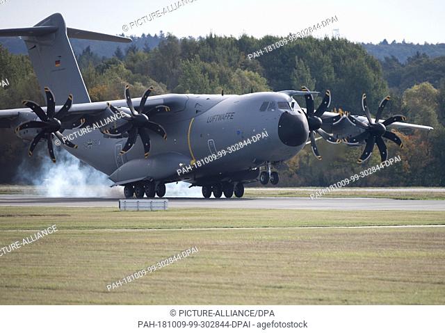 08 October 2018, Mecklenburg-Western Pomerania, Laage: An A400M of the air force squadron 62 from Wunstorf lands on the air base of the tactical air force...
