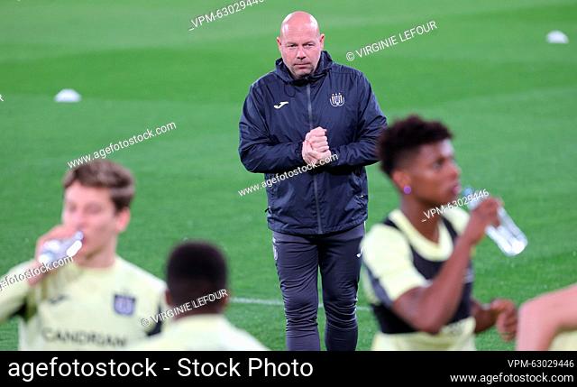 Anderlecht's head coach Brian Riemer pictured during a training session of Belgian soccer team RSC Anderlecht, Wednesday 15 March 2023 in Villarreal, Spain