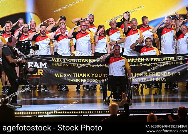 09 September 2023, North Rhine-Westphalia, Duesseldorf: The team from Germany salutes at the opening of the 6th Invictus Games in the Merkur Spiel Arena
