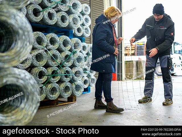 20 January 2022, Lower Saxony, Bad Fallingbostel: Barbara Otte-Kinast (CDU), Minister of Agriculture in Lower Saxony, is shown a wire fence against the spread...