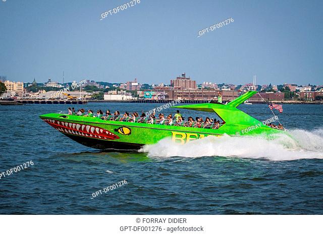 TOURISTS ABOARD THE SPEED BOAT THE BEAST DURING A BOAT RIDE IN THE PORT OF NEW YORK, NEW YORK HARBOR, STATE OF NEW YORK, UNITED STATES, USA