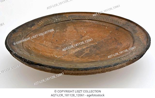 Earthenware dish, on three fins, rim with yellow sludge decor, dish crockery holder soil find ceramic earthenware glaze lead glaze clay
