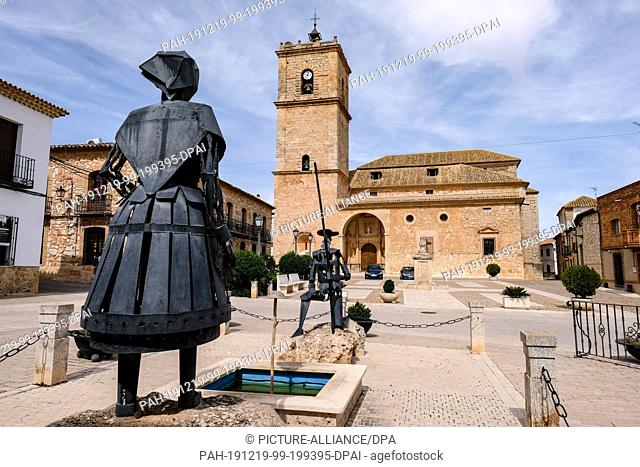 23 September 2019, Spain, El Toboso: A sculpture of Don Quixote and his imaginary lover Dulcinea del Toboso on the market square