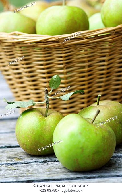 Display of green apples in rattan basket