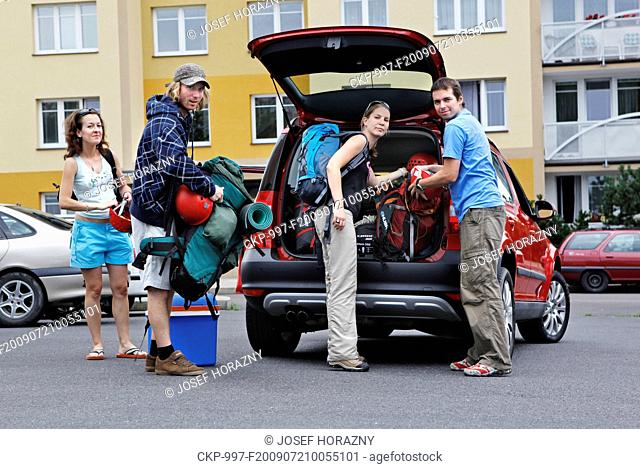 Czech carmaker Skoda Auto new model Skoda Yeti 1, 8 TSI 4x4 SUV, young people, men, woman, map, planning, trip, vacation, holiday, city
