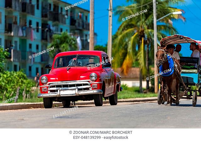 Amerikanischer roter Oldtimer auf der Strasse in Santa Clara Kuba American red vintage car on the street in Santa Clara Cuba