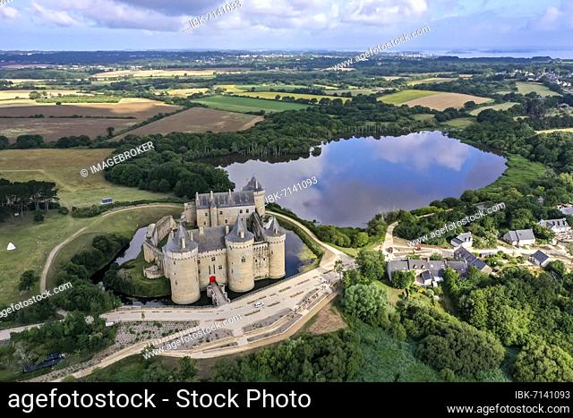 Aerial view, drone shot, medieval castle, fortress Domaine de Suscinio with lake and surroundings, Campagne-Atlantique, Sarzeau, Département Morbihan, Bretagne