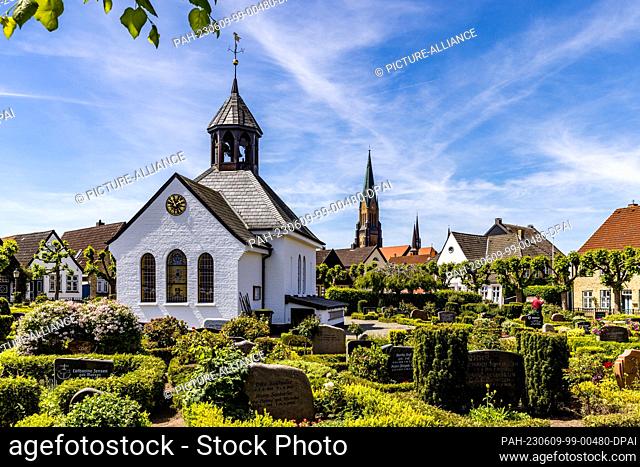 09 June 2023, Schleswig-Holstein, Schleswig: At the center of the Schleswig fishing settlement Holm is a cemetery with a chapel from 1876