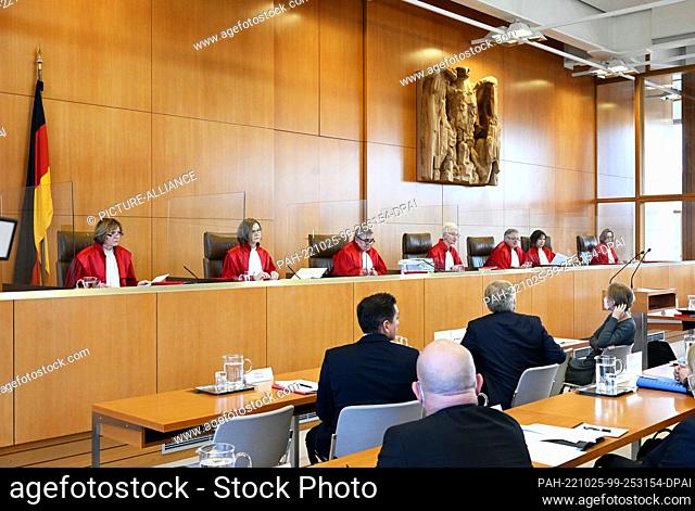 25 October 2022, Baden-Württemberg, Karlsruhe: The Second Senate of the Federal Constitutional Court, (l-r) Christine Langenfeld, Monika Hermanns, Peter Müller