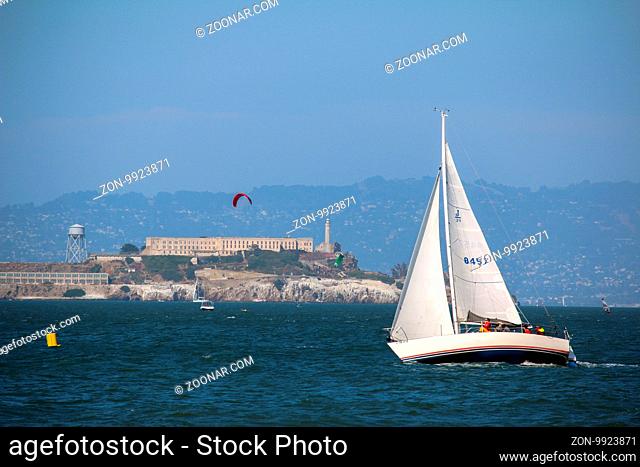 SAN FRANCISCO, USA - MAI 23, 2015: a yacht sail in front of Alcatraz prison island
