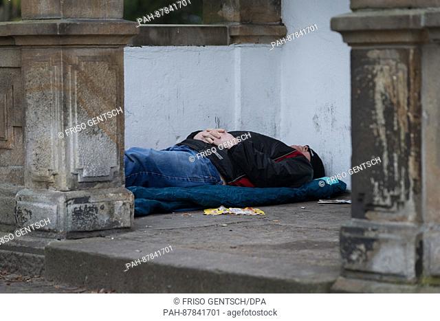 ILLUSTRATION - The former homeless man Carsten H. sleeps rough in Osnabrueck, Germany, 25 January 2017. Homeless people are fighting against harsh weather which...