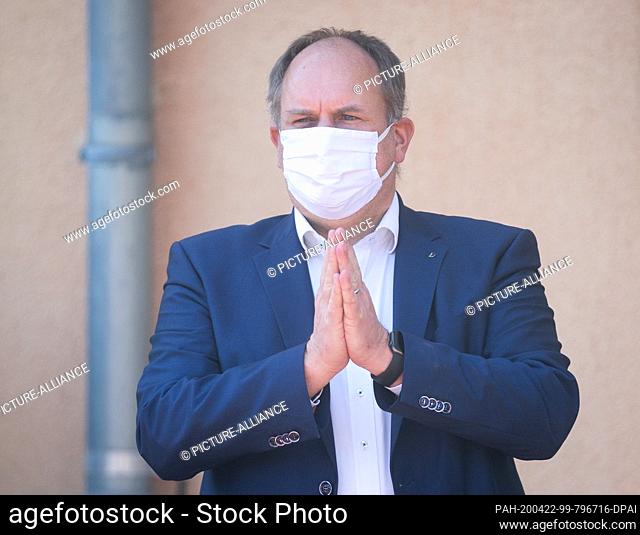 22 April 2020, Saxony, Dresden: In the presence of Lord Mayor Dirk Hilbert, the Vietnamese Women's Club Dresden donates 2000 respiratory masks to the Elbflorenz...