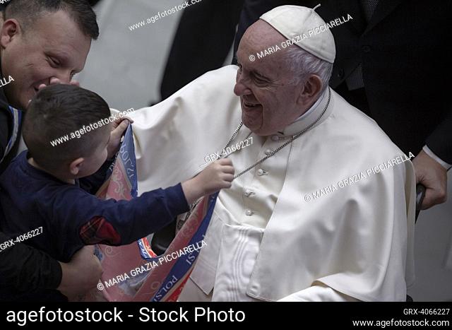Vatican City, Vatican, 14 december 2022. Pope Francis greets a child during his weekly general audience in the Paul VI Hall