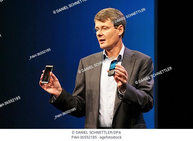 CEO of Research in Motion (RIM), Thorsten Heins, presents the new Blackberry smartphones Z10 (L) and Q10 in New York, USA, 30 January 2013