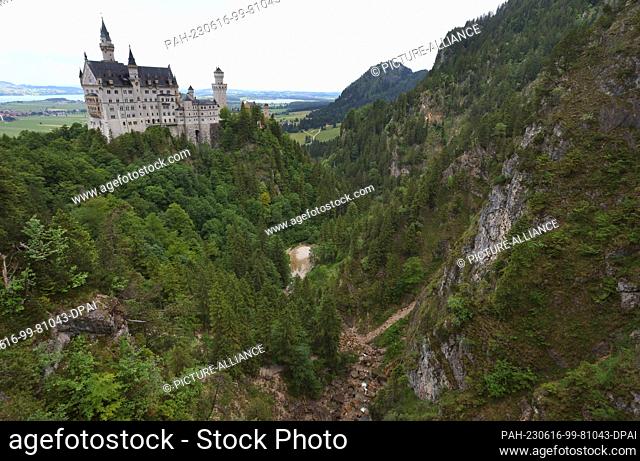 16 June 2023, Bavaria, Schwangau: View of Neuschwanstein Castle and the Pöllat Gorge from the Marienbrücke bridge. A man pushed two female tourists into a...