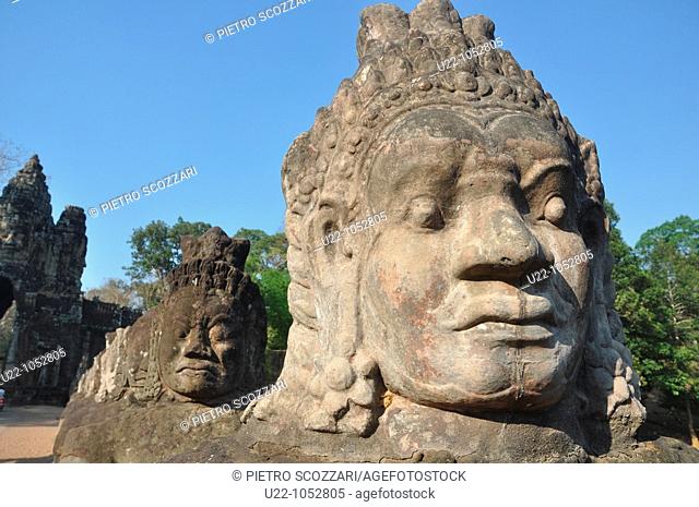 Angkor (Cambodia): statues along the Giants Causeway