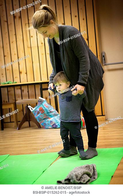 Reportage on a mother and baby yoga session. During the session, the teacher demonstrates various exercises that are easy to reproduce at home