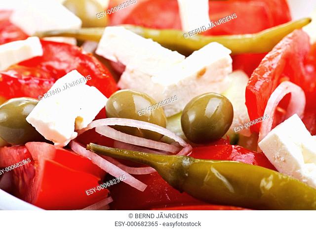 griechischer Salat auf einem weiÃŸen Teller