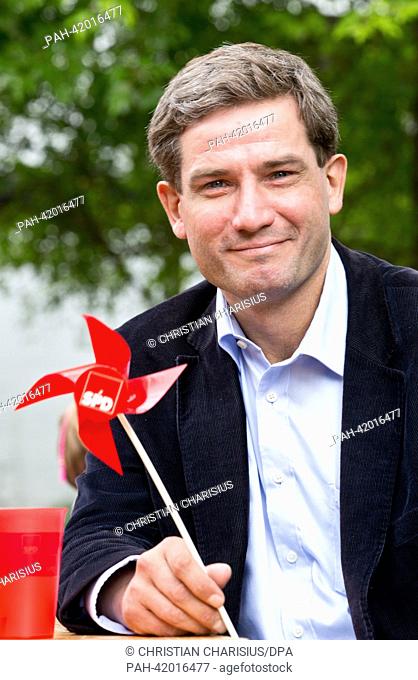 Metin Hakverdi, German Bundestag parliament candidate of the Social Democrats (SPD) from Hamburg, smiles during an election campaign event in the Lohbruegge...