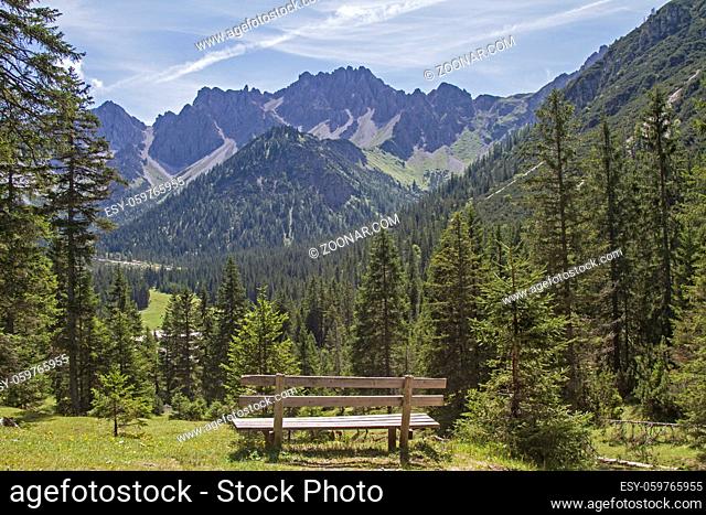 Das Eppzirler Tal, mit der sehenswerten Erlspitzgruppe ist ein beliebtes Wanderziel in Tirol