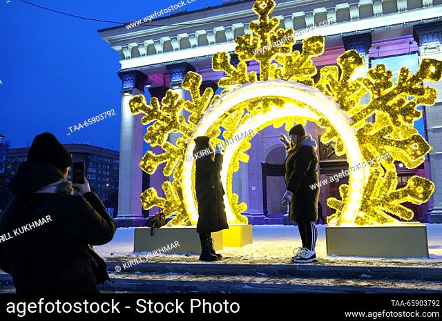 RUSSIA, NOVOSIBIRSK - DECEMBER 19, 2023: People take pictures by a light installation in Lenina Square. Kirill Kukhmar/TASS