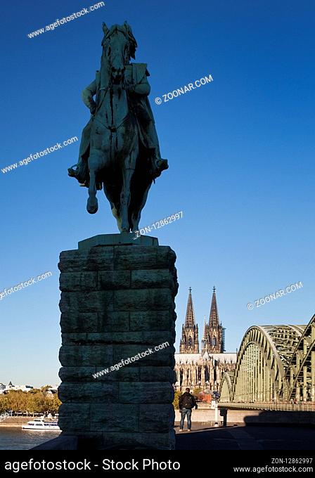 Reiterstandbild Kaiser Wilhelm I. mit Koelner Dom und Hohenzollernbruecke, Koeln, Rheinland, Nordrhein-Westfalen, Deutschland, Europa