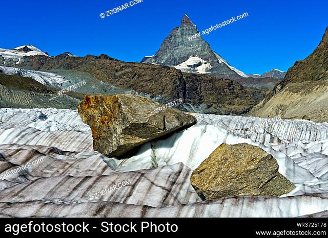 Grosse Felsblöcke werden vom Gornergletscher talwärts transportiert, Matterhorn hinten, Zermatt, Wallis, Schweiz / Big rocks moving downwards on the Gorner...