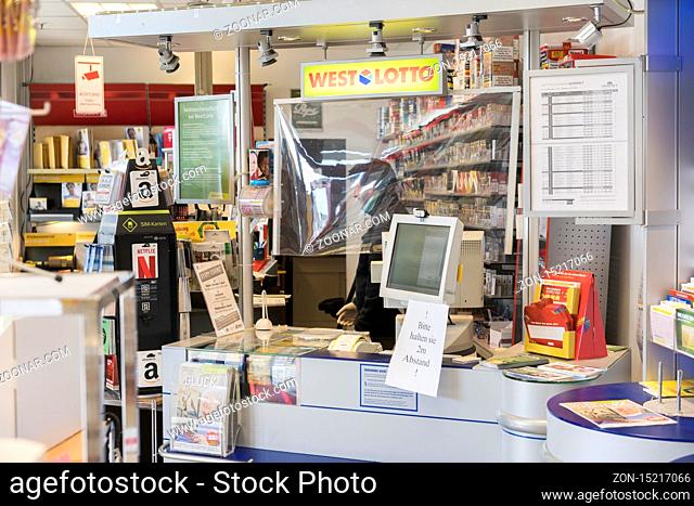 Zeitungskiosk in Bielefeld schützt sich und seine Kunden mit Plastikfolie, Wegweisern und Aushängen gegen den Coronavirus / Newspaper agent in Bielefeld...