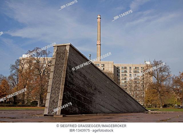 Sinkende Mauer, sinking wall fountain created by Christophe Girot, Invalidenpark park, Berlin, Germany, Europe