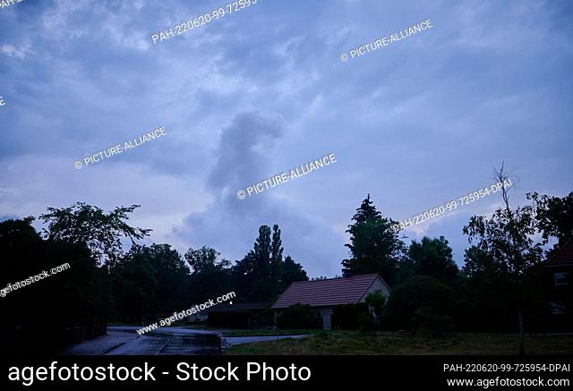 20 June 2022, Brandenburg, Treuenbrietzen: Only sporadic plumes of smoke can still be seen above the woodland near Treuenbriezen on Monday morning