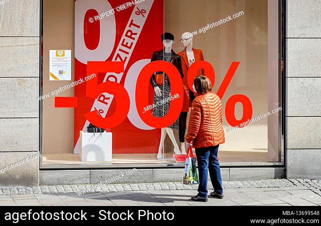 Essen, North Rhine-Westphalia, Germany - discount battle in the corona crisis, retail sales in times of the corona pandemic at the second lockdown