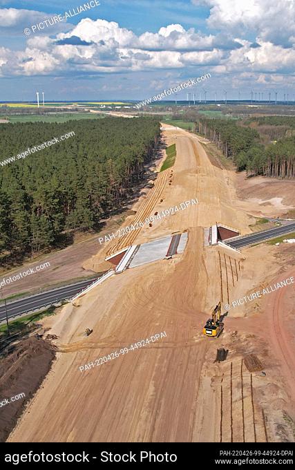 25 April 2022, Saxony-Anhalt, Lüderitz: The construction site on the A14 highway near Lüderitz. The A14 north extension is growing