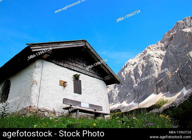 Haller Anger, Halleranger Alm, chapel back, behind it the Speckkarspitze, Austria, Tyrol, Karwendel, mountain region, mountains, Karwendel Mountains