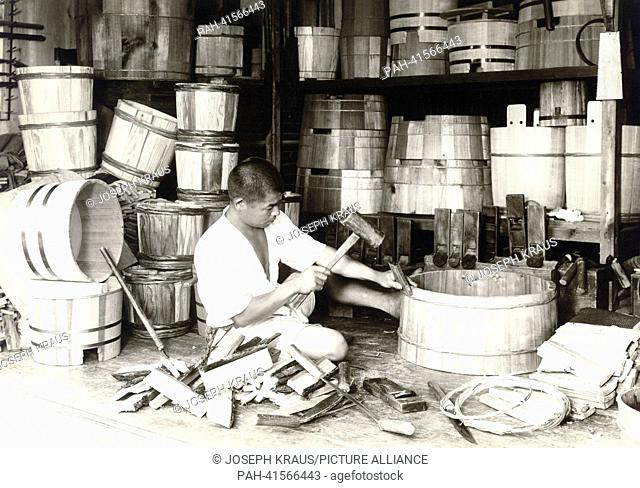 Barrel-maker. Pictured in the early 1920th. - /Japan