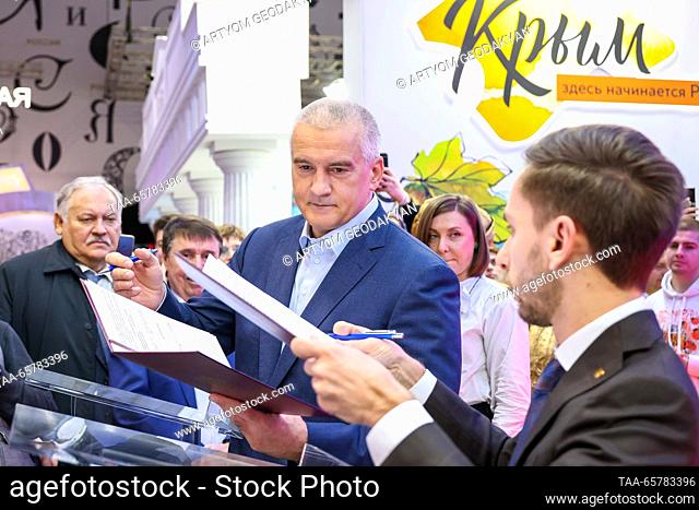 RUSSIA, MOSCOW - 15 de diciembre de 2023: La Jefa de Crimea Sergei Aksyonov (C) asiste al Día de la Crimea como parte de la exposición internacional de Rusia...