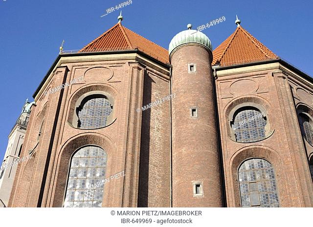 Facade, Peterskirche (St. Peter's Church) beside the Viktualienmarkt marketplace, Munich, Bavaria, Germany, Europe
